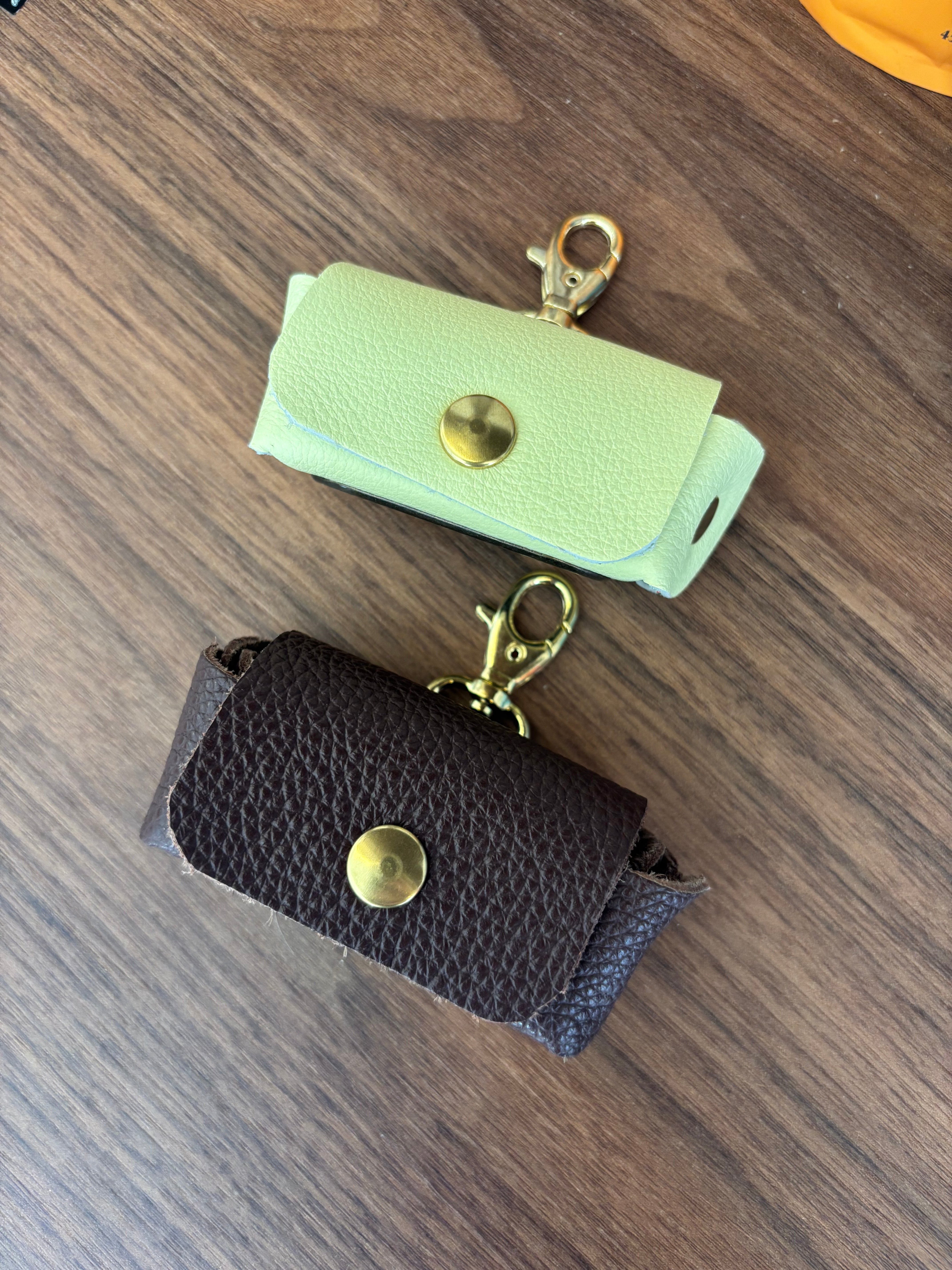 Distributeur de sacs à déjections en cuir