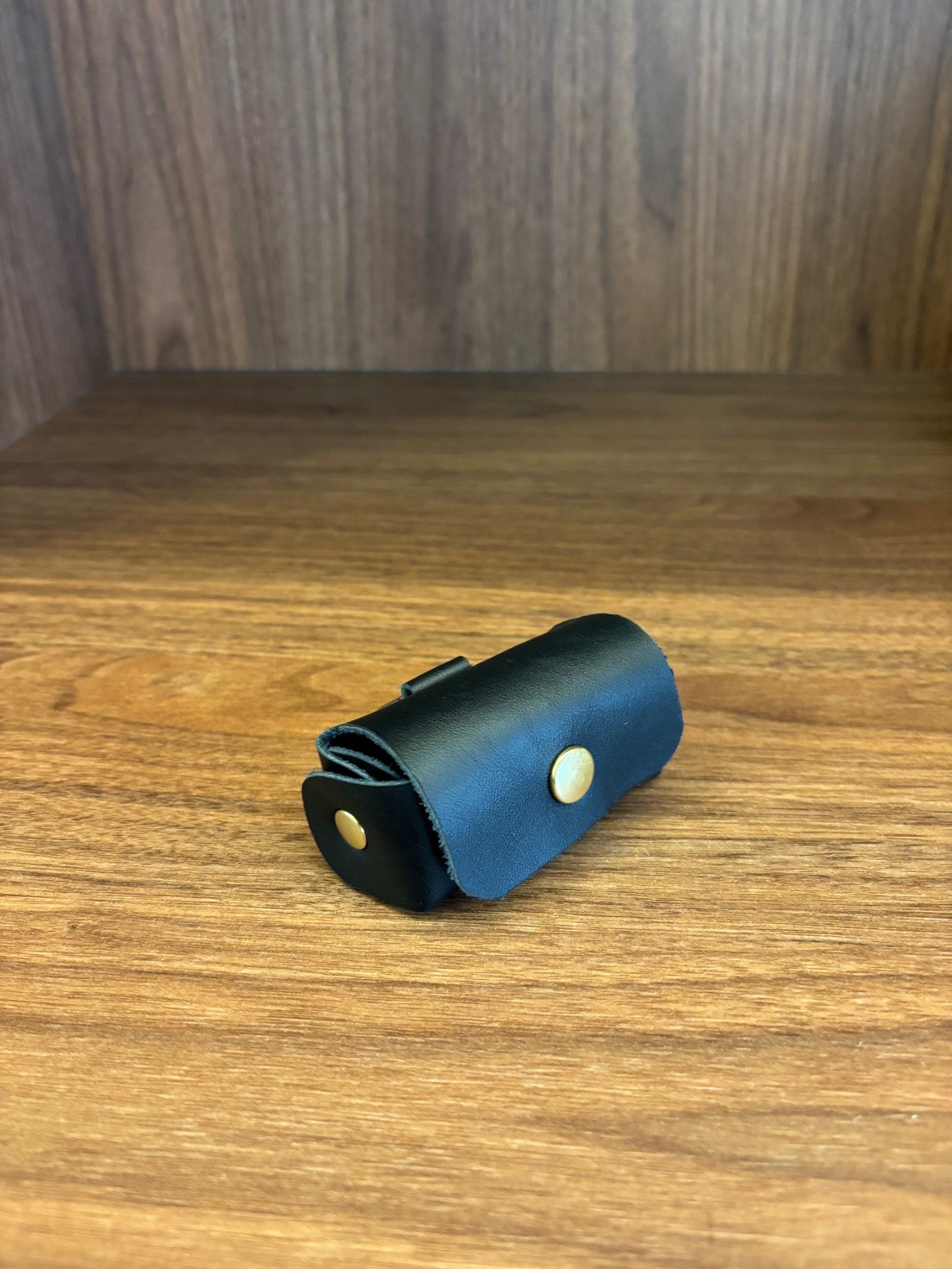 Distributeur de sacs à déjections en cuir