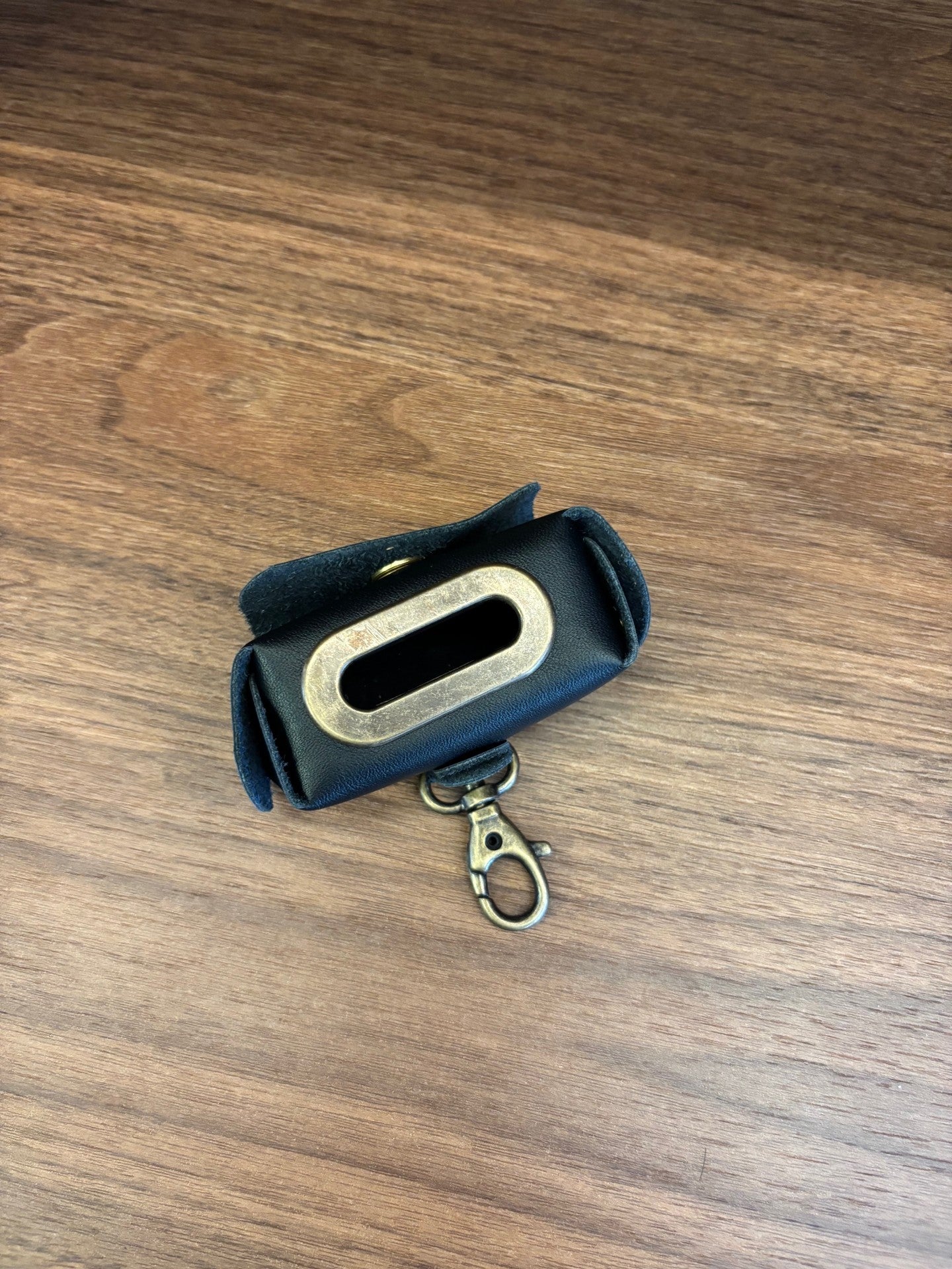 Distributeur de sacs à déjections en cuir