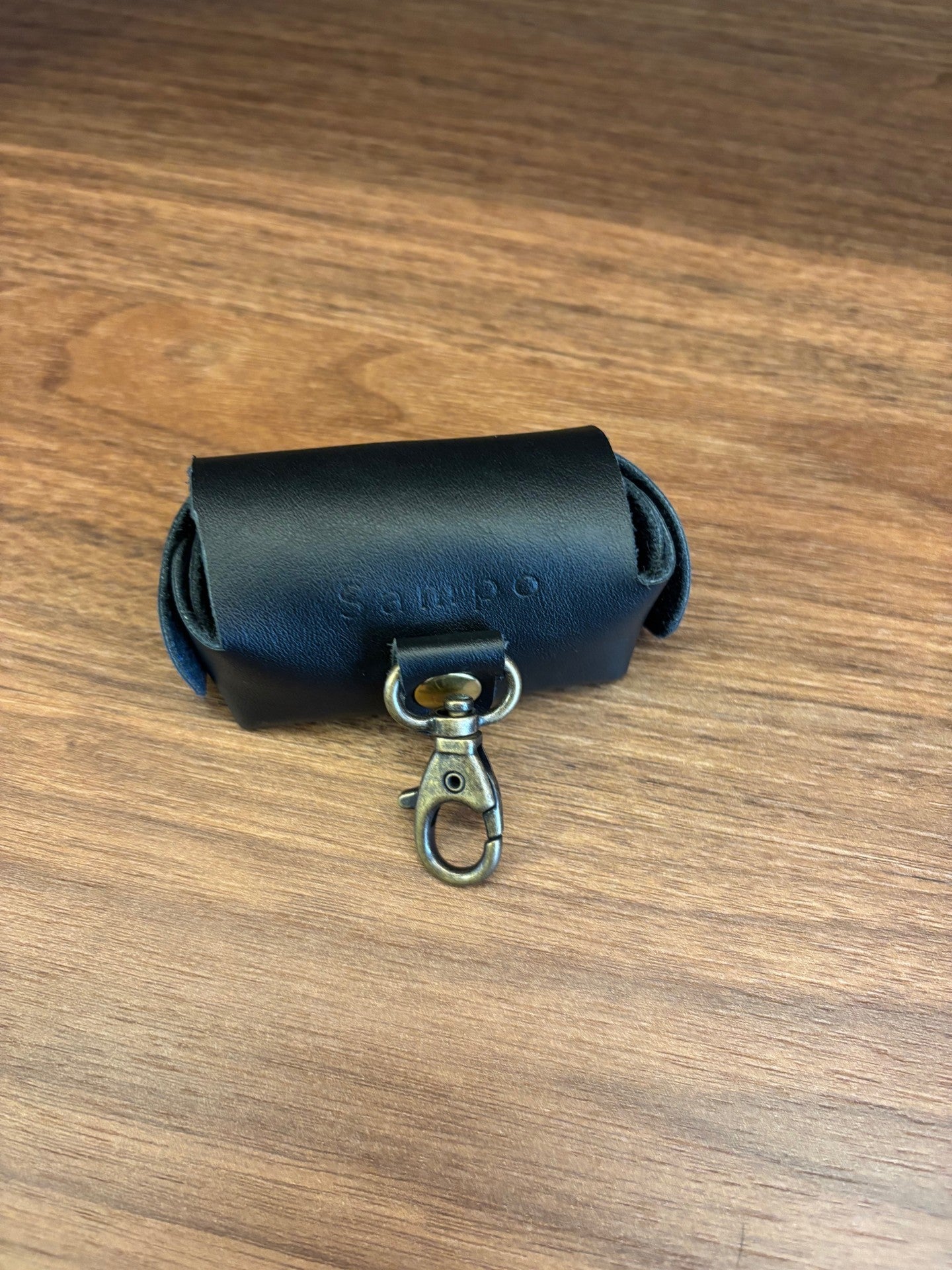 Distributeur de sacs à déjections en cuir