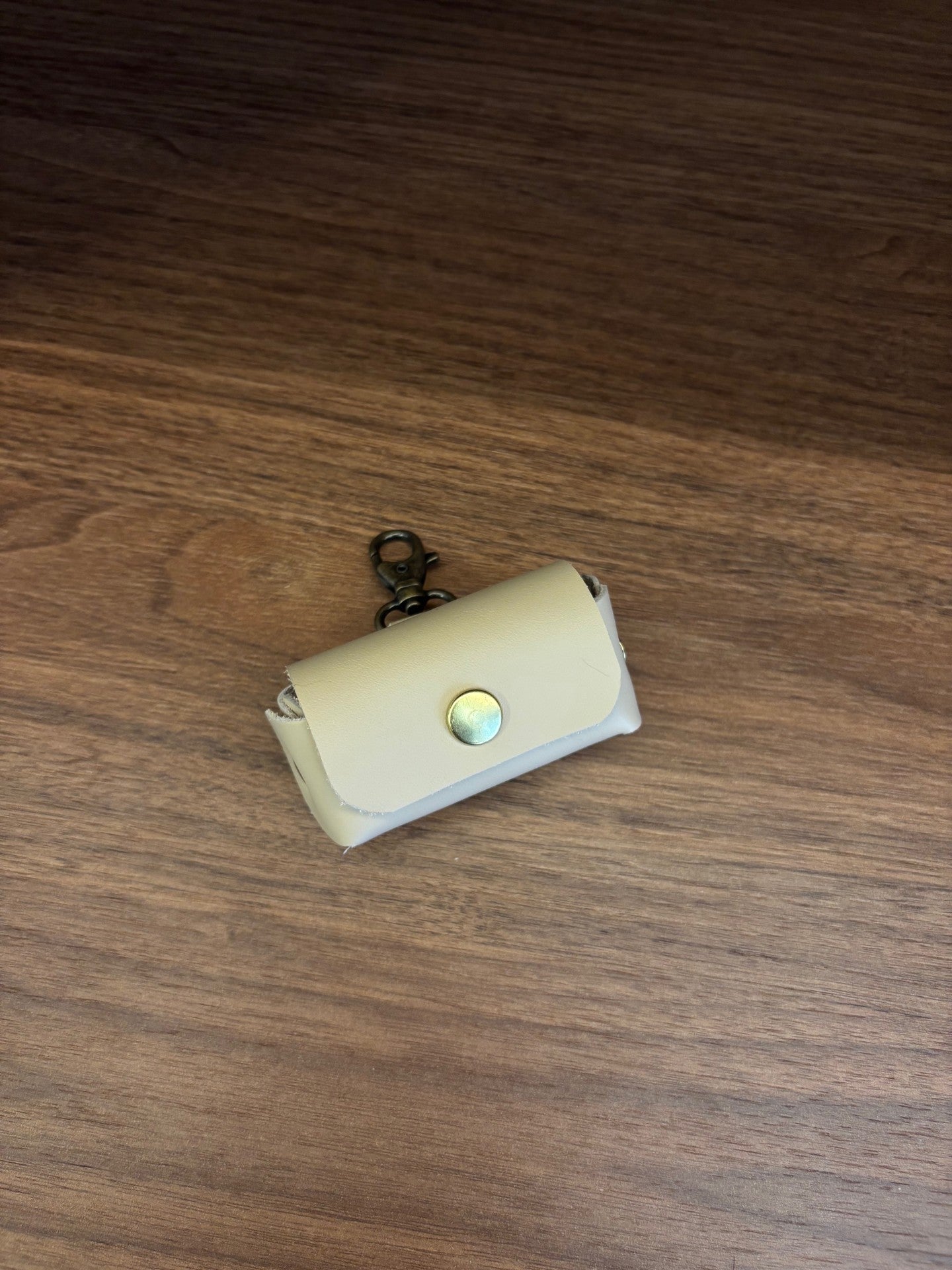 Distributeur de sacs à déjections en cuir