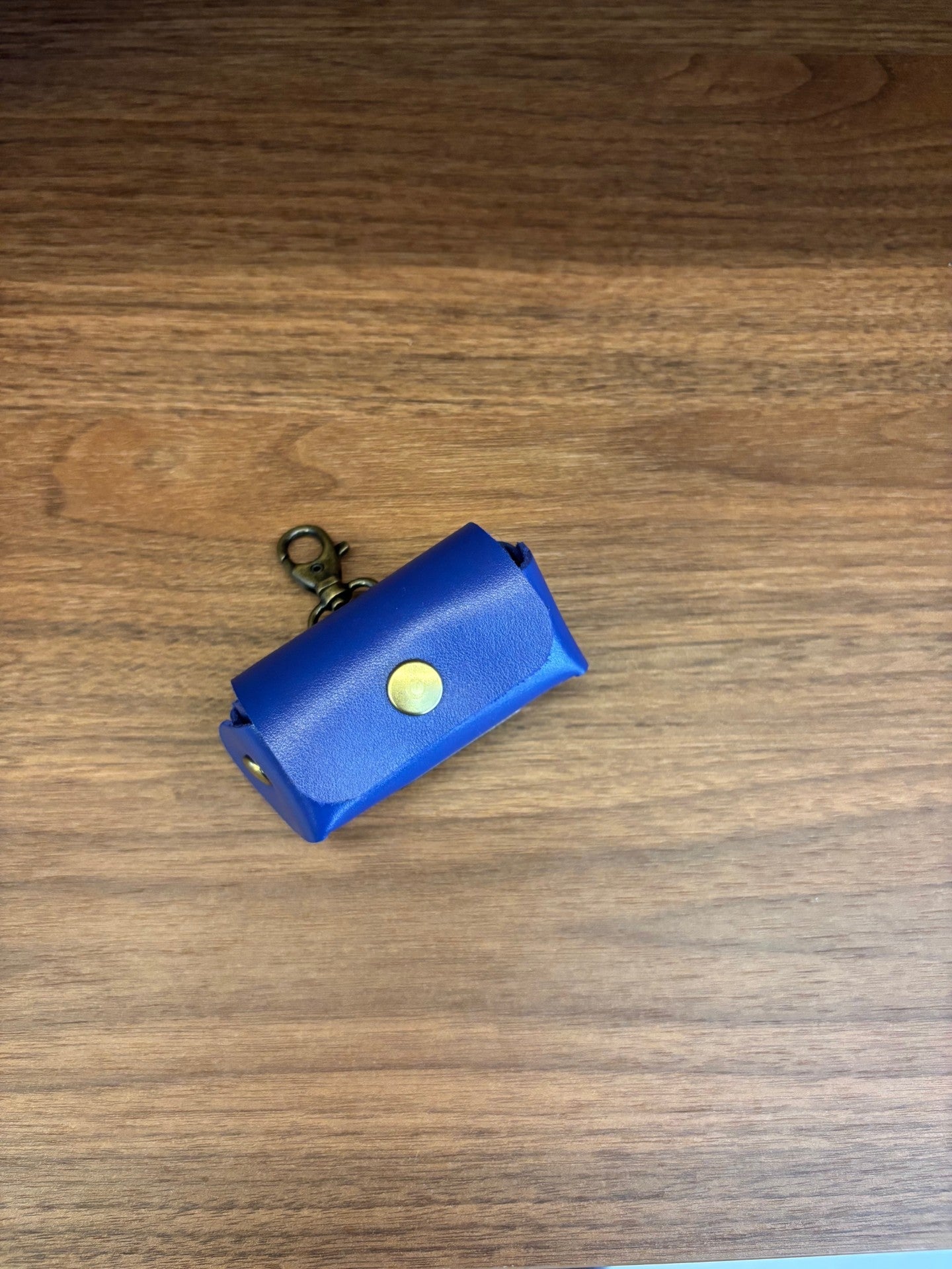 Distributeur de sacs à déjections en cuir